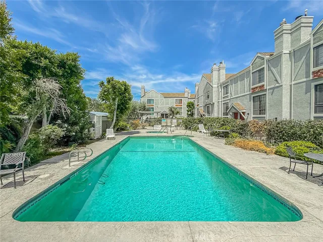18100 Burbank Boulevard 24, Tarzana, California 91356