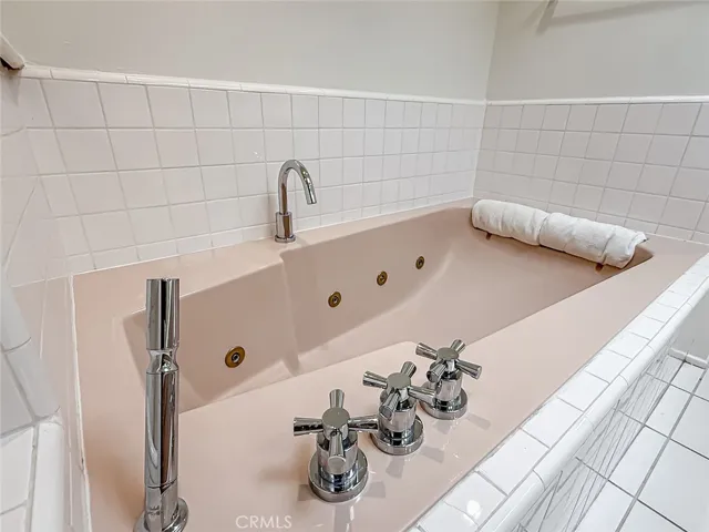 18100 Burbank Boulevard 24, Tarzana, California 91356