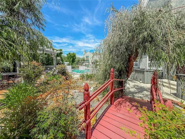 18100 Burbank Boulevard 24, Tarzana, California 91356