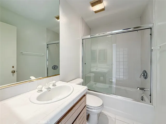18100 Burbank Boulevard 24, Tarzana, California 91356