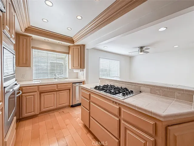 18100 Burbank Boulevard 24, Tarzana, California 91356