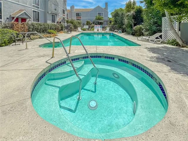 18100 Burbank Boulevard 24, Tarzana, California 91356