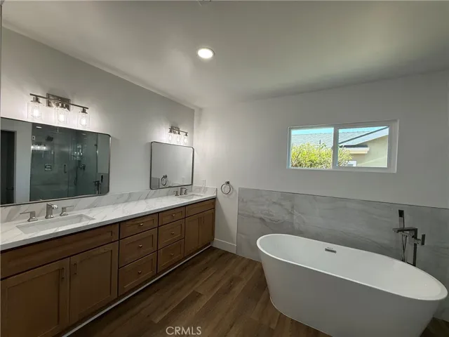 Primary bath w/mirrors