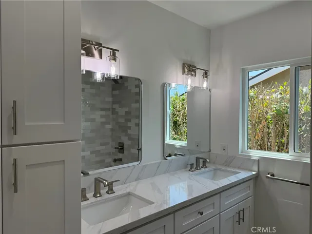 Hall bath w/linen cab