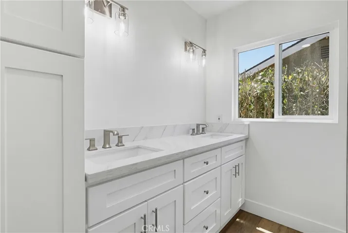 Hall bath with linen​​‌​​​​‌​​‌‌​​‌​​​‌‌​​​‌​​‌‌​​‌‌​​‌‌​​​​ cab