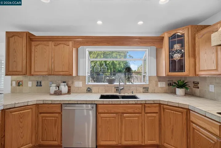 827 Wilmore Ave, Concord, California 94518-2218