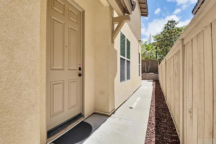 Casita side entrance to executive office or Rental 1 bed 1 bath with studio kitchen & Living room