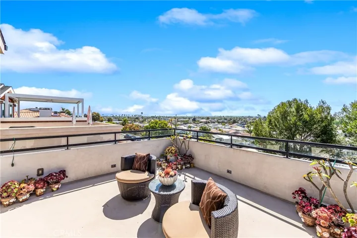 The Expansive view terrace captures refreshing ocean breeze and sweeping 180-degree views stretching from Saddleback Mountain to San Pedro.