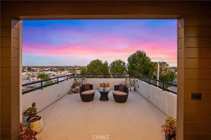 The Expansive view terrace captures refreshing ocean breeze and sweeping 180-degree views stretching from Saddleback Mountain to San Pedro.