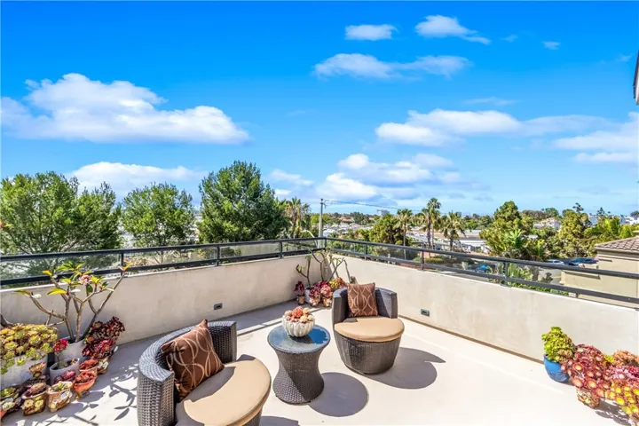 The Expansive view terrace captures refreshing ocean breeze and sweeping 180-degree views stretching from Saddleback Mountain to San Pedro.