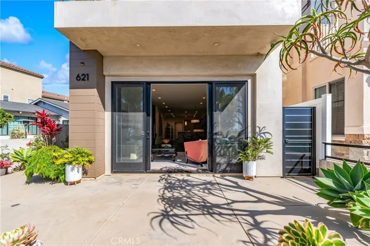 A welcoming outdoor retreat ideal for morning coffee, sunset conversations and evenings by the fireplace after the beach.