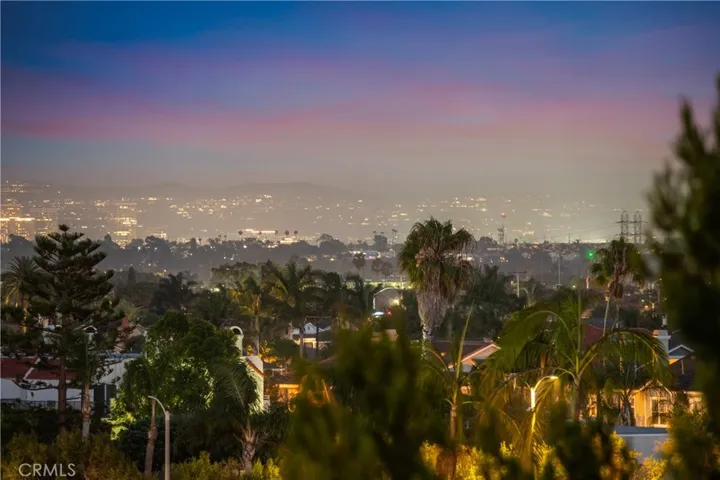 The Expansive view terrace captures refreshing ocean breeze and sweeping 180-degree views stretching from Saddleback Mountain, Irvine, Newport to San Pedro.