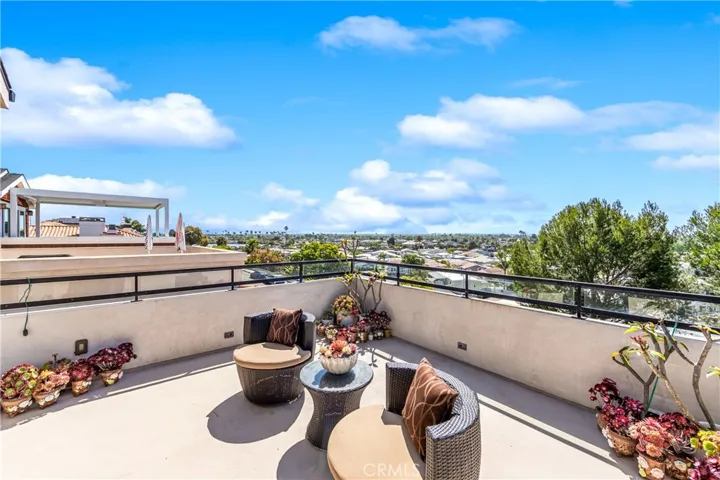 The Expansive view terrace captures refreshing ocean breeze and sweeping 180-degree views stretching from Saddleback Mountain to San Pedro.