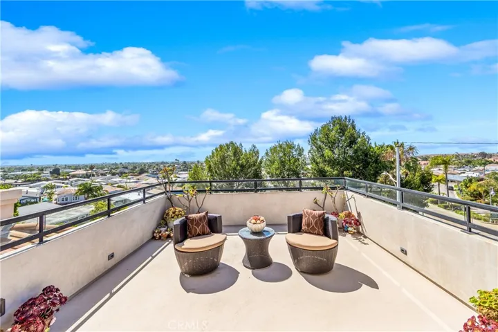 The Expansive view terrace captures refreshing ocean breeze and sweeping 180-degree views stretching from Saddleback Mountain to San Pedro.