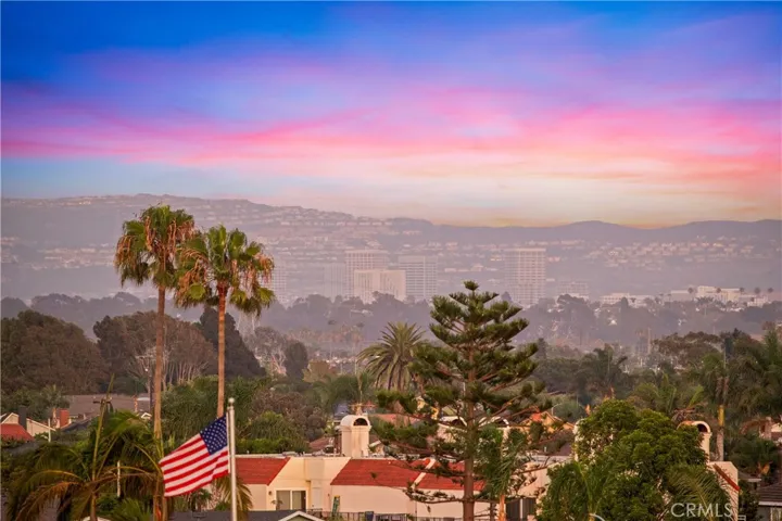 The Expansive view terrace captures refreshing ocean breeze and sweeping 180-degree views stretching from Saddleback Mountain, Irvine, Newport to San Pedro.