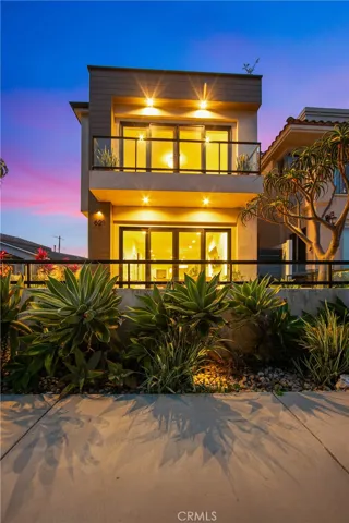 621 Frankfort Avenue, Huntington Beach, California 92648