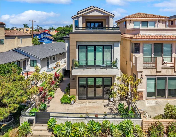 621 Frankfort Avenue, Huntington Beach, California 92648