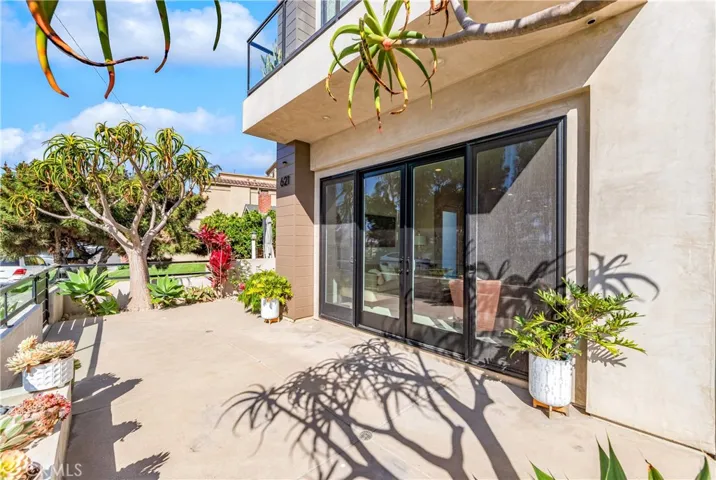 A welcoming outdoor retreat ideal for morning coffee, sunset conversations and evenings by the fireplace after the beach.