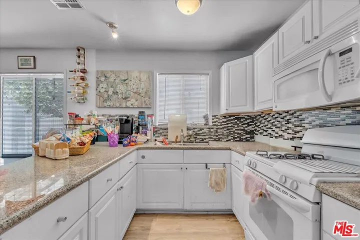7501 - LEFT HOUSE - KITCHEN