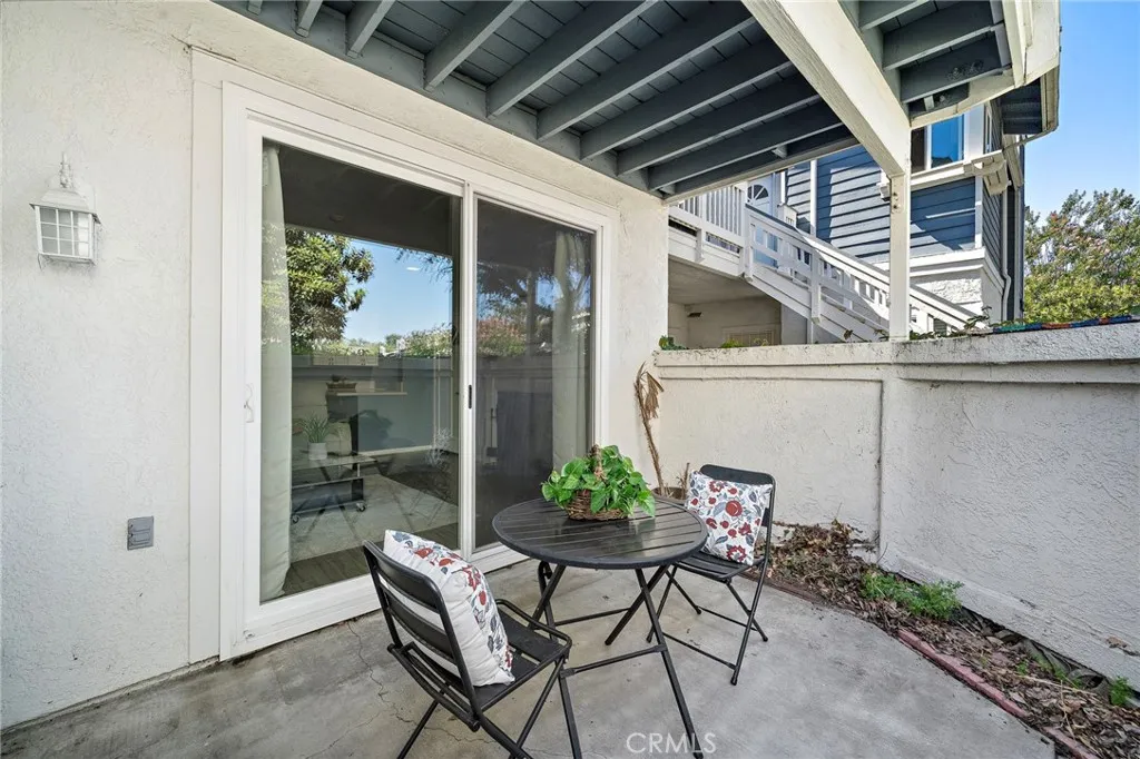 Private Patio: Private ground-level patio, offering a peaceful outdoor space for relaxing or enjoying your morning coffee.