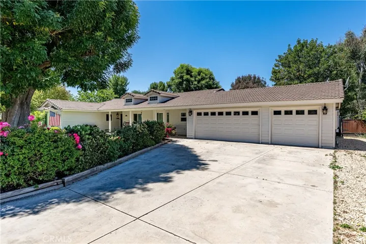 Front of Ranch Style Home / 3 Car Garage