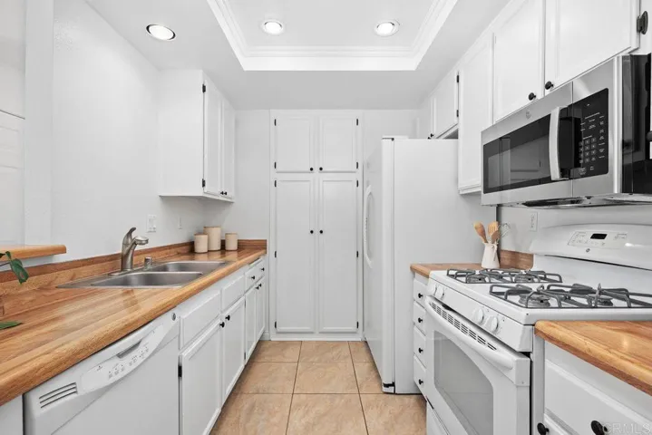 1087 Shadowridge Drive 104, Vista, California 92081