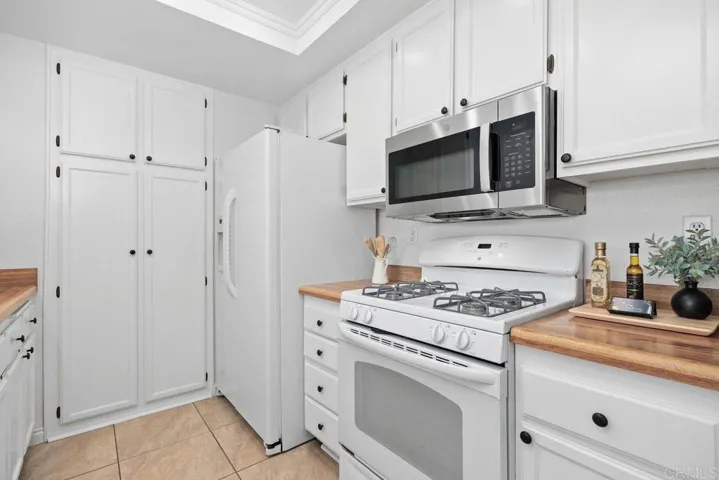 1087 Shadowridge Drive 104, Vista, California 92081