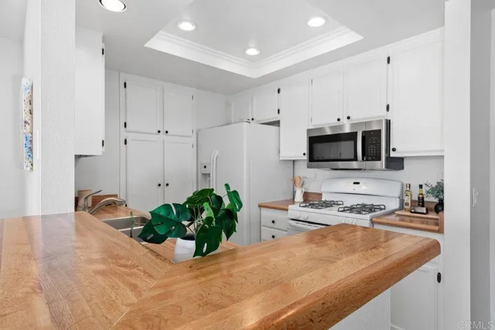 1087 Shadowridge Drive 104, Vista, California 92081
