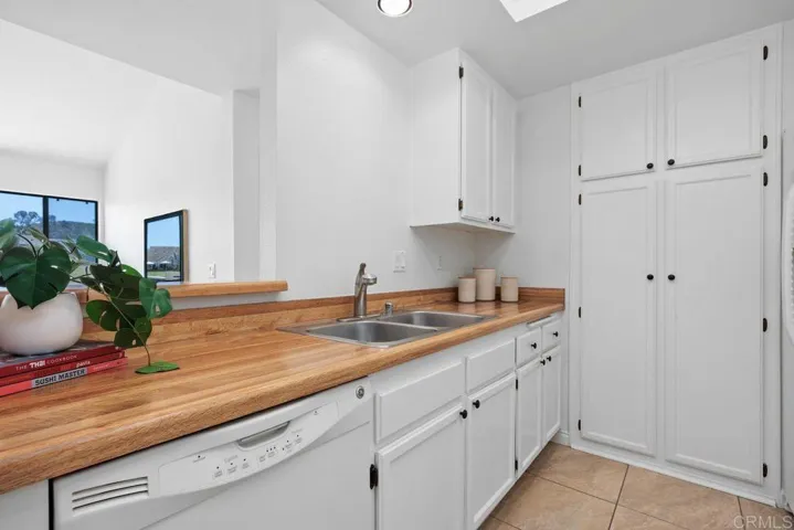 1087 Shadowridge Drive 104, Vista, California 92081