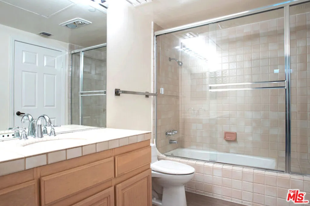 555 S Barrington Avenue 107, Los Angeles, California 90049 — photo 5