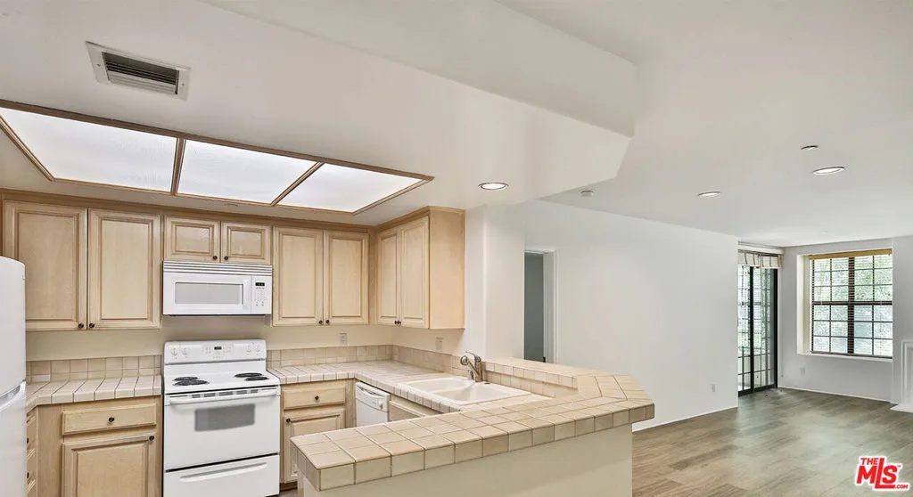 555 S Barrington Avenue 107, Los Angeles, California 90049 — photo 4