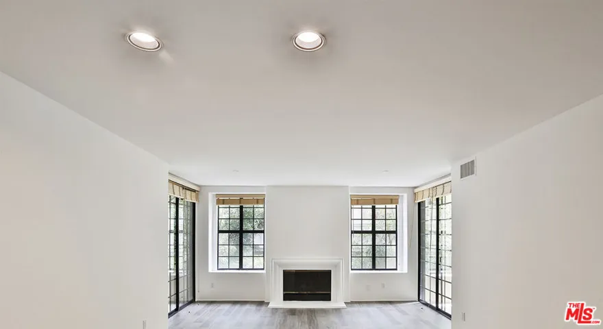 555 S Barrington Avenue 107, Los Angeles, California 90049