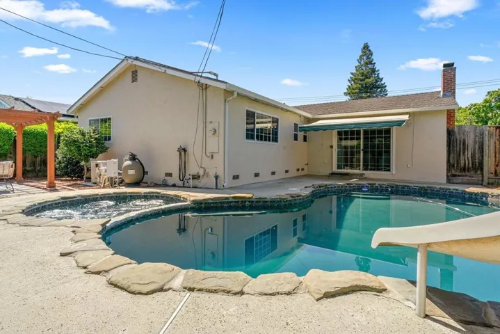 1001 W Latimer Avenue, Campbell, California 95008