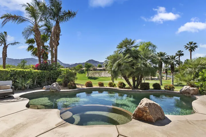 040_Pool view