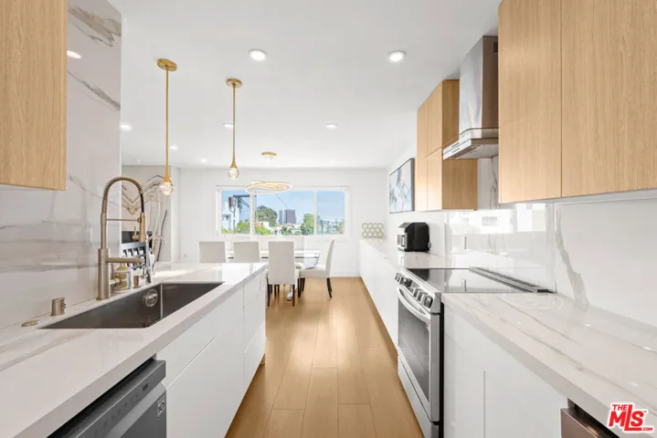 451 S Barrington Avenue 302, Los Angeles, California 90049