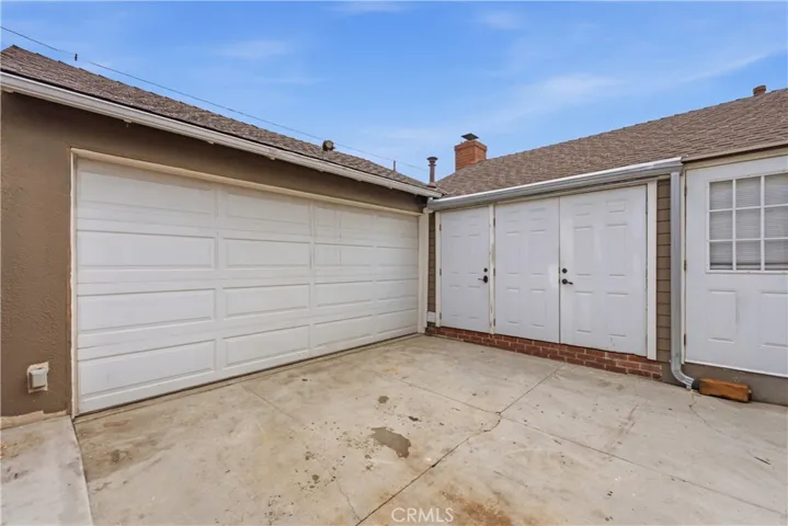 Extra Storage Closets Off the Garage!