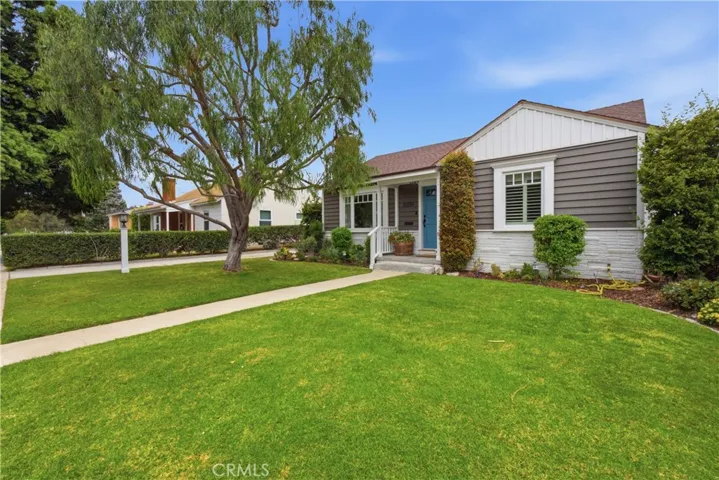 Beautiful Curb Appeal!