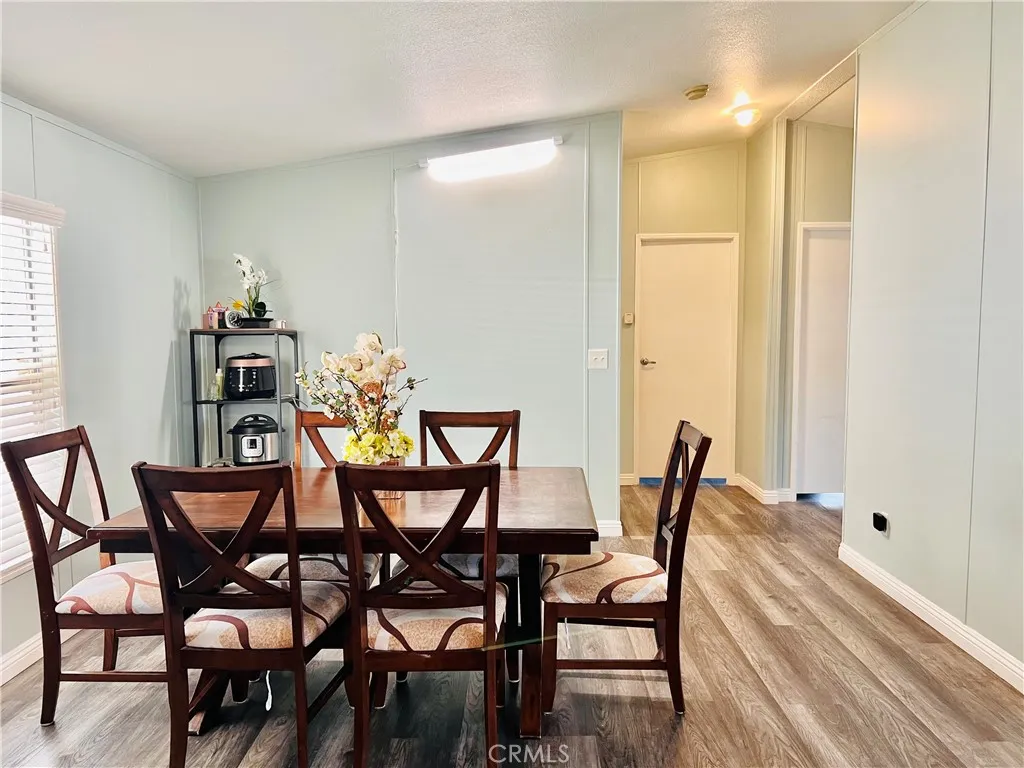 Dining area - view 4