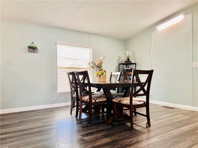 Dining area - view 1