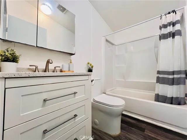 2nd bathroom - view 1