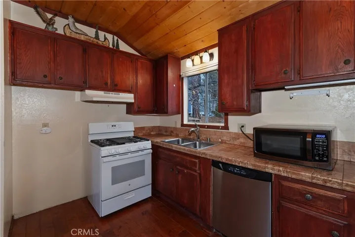 245 Vista, Sugarloaf, California 92386
