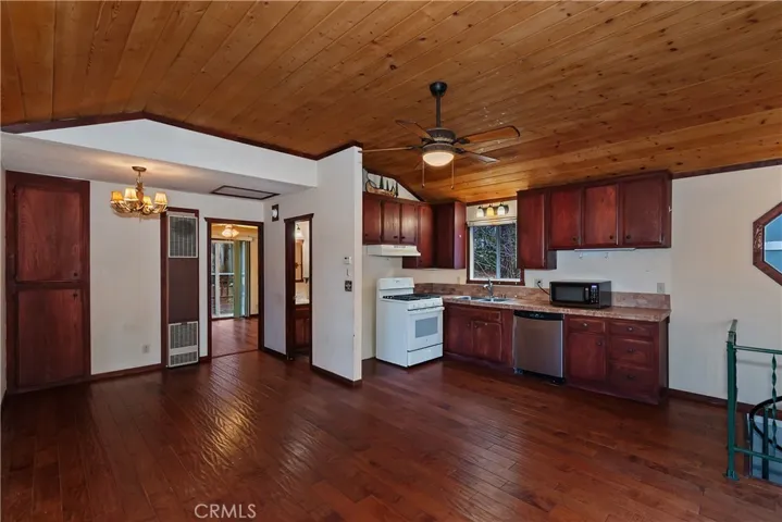 245 Vista, Sugarloaf, California 92386