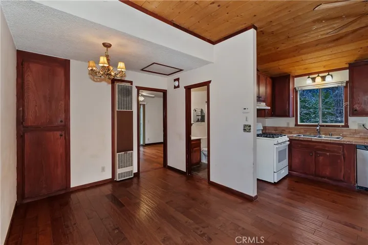 245 Vista, Sugarloaf, California 92386