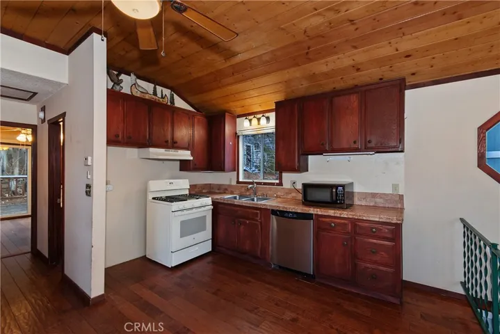 245 Vista, Sugarloaf, California 92386