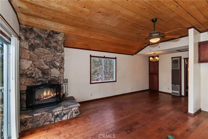 245 Vista, Sugarloaf, California 92386