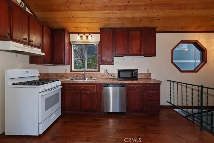 245 Vista, Sugarloaf, California 92386