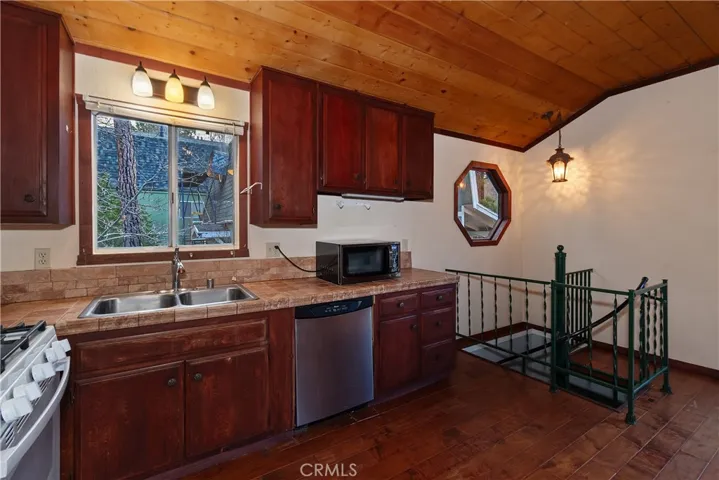 245 Vista, Sugarloaf, California 92386