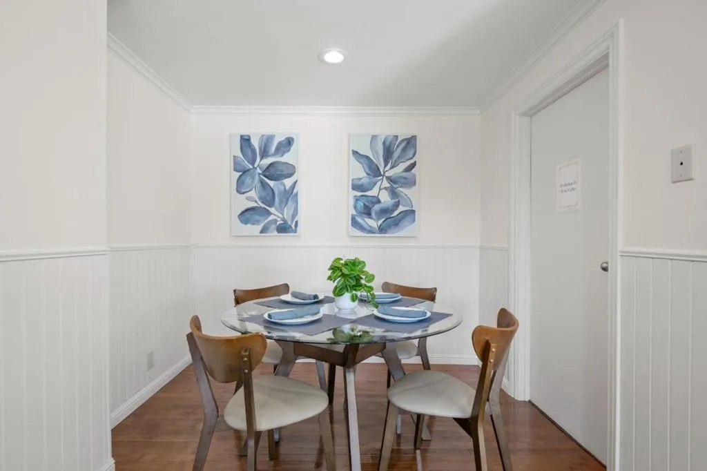 Lower Kitchen Eating Area