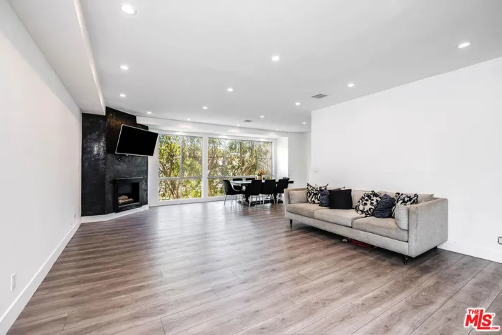 441 N Oakhurst Drive 304, Beverly Hills, California 90210