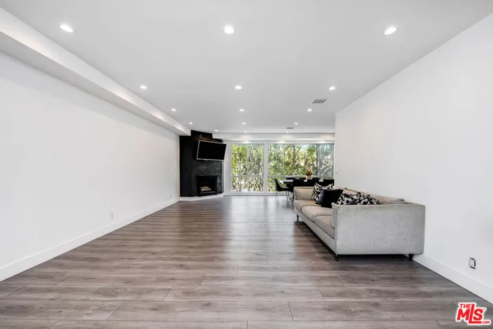 441 N Oakhurst Drive 304, Beverly Hills, California 90210